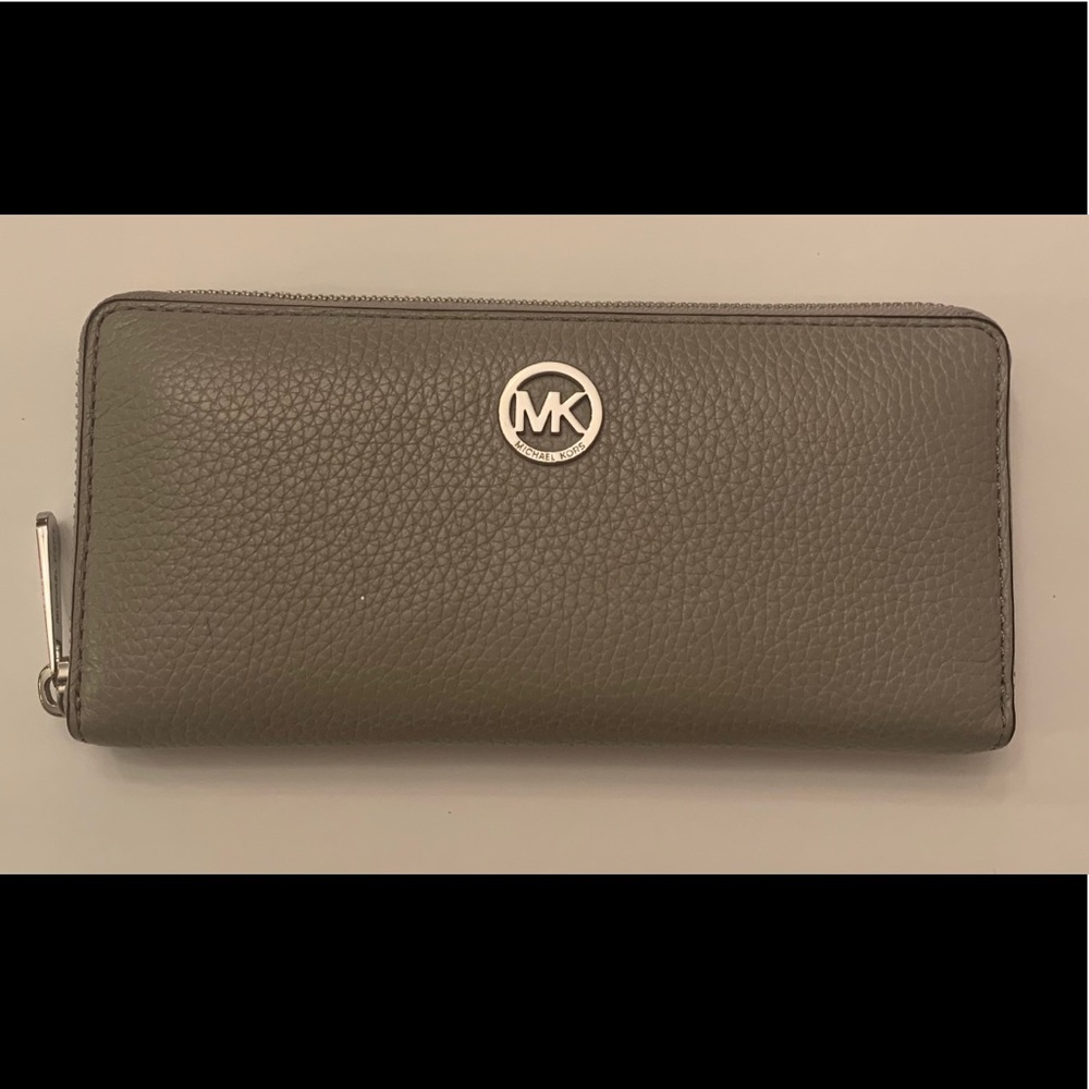 Michael Kors Zip-up Wallet